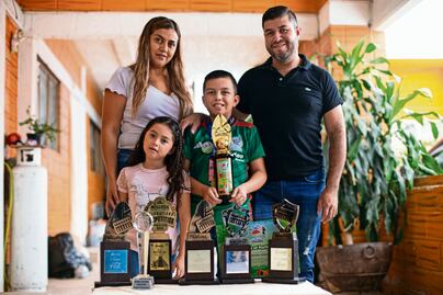 Tadeo vuelve de Malasia a su comunidad con trofeo de campeón