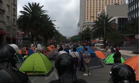 Se manifiestan contra el gobierno federal; colocan casas de campaña en Avenida Juárez