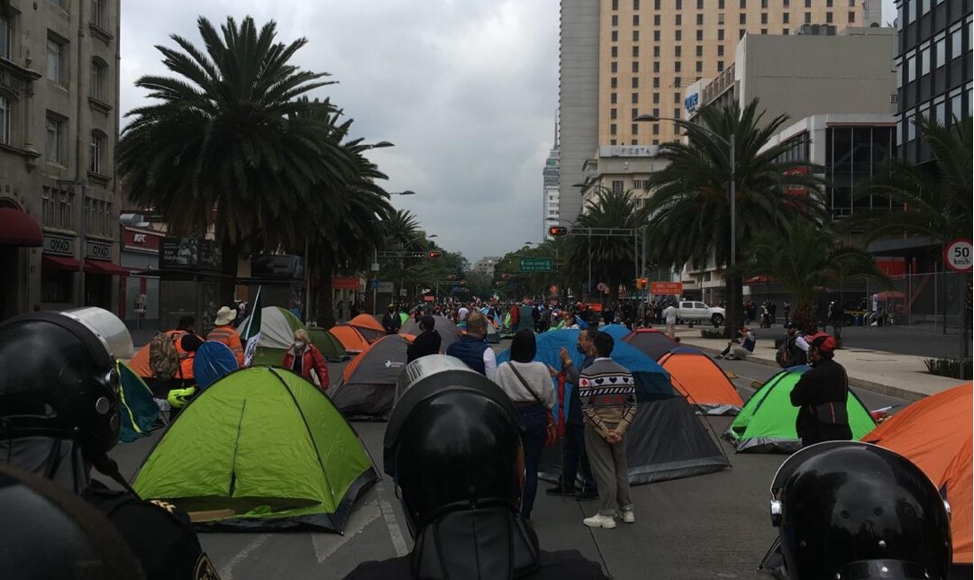 Se manifiestan contra el gobierno federal; colocan casas de campaña en Avenida Juárez