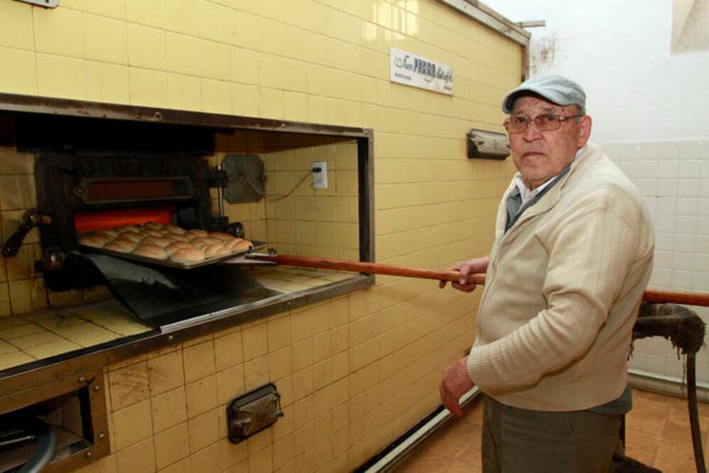 Álvaro Pacheco Parra ha entregado su vida a la panadería que heredó de su padre, la cual cumplirá 100 años de antigüedad. Foto: CÉSAR GÓMEZ