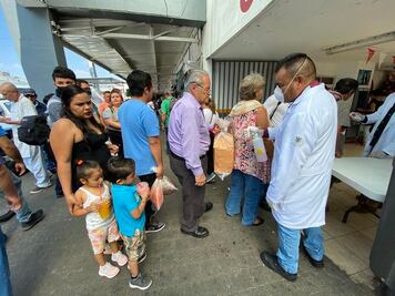 Aumenta afluencia de personas en mercados