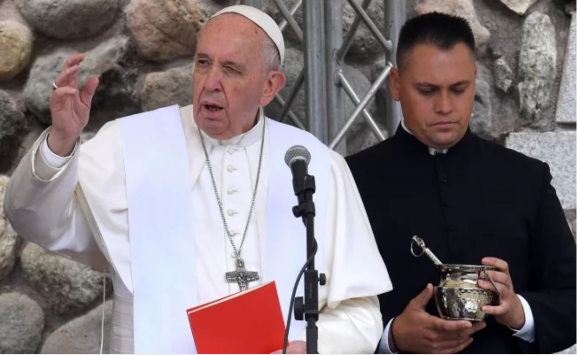 Papa pide combatir abusos sexuales y trato de sirvientas a monjas