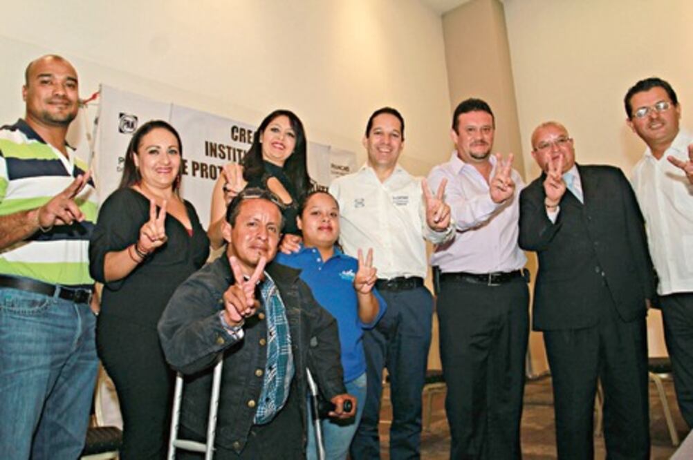 Ofrece Francisco Domínguez apoyo a migrantes queretanos