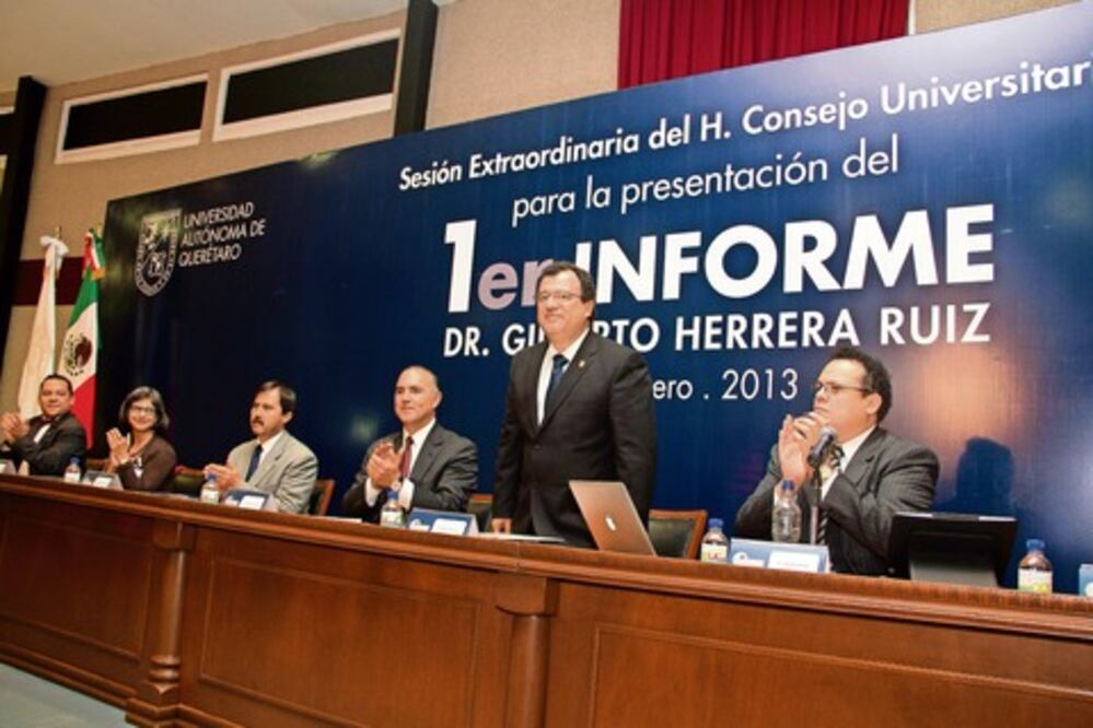 Más de 50% de alumnos de la UAQ, con beca