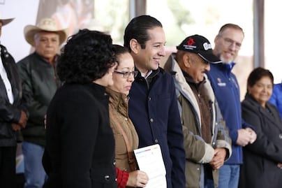 Francisco Domínguez Servién entrega 3.76 mdp en apoyos a 60 personas  