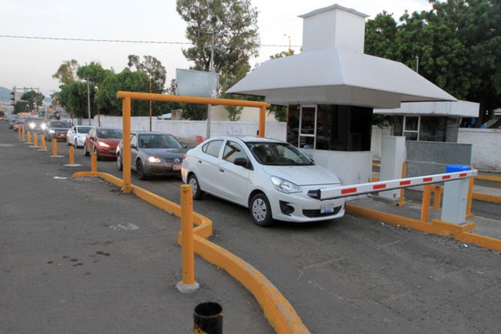 El reglamento dicta dos horas grautitas de estacionamiento en plazas comerciales y medidas de seguridad (CÉSAR GÓMEZ. EL UNIVERSAL)