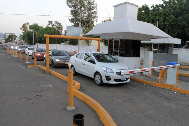 El reglamento dicta dos horas grautitas de estacionamiento en plazas comerciales y medidas de seguridad (CÉSAR GÓMEZ. EL UNIVERSAL)