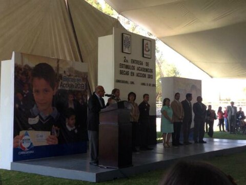 Entregan becas en Corregidora