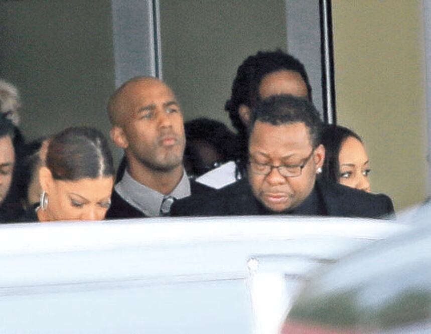 Despiden a Bobbi entre disputas