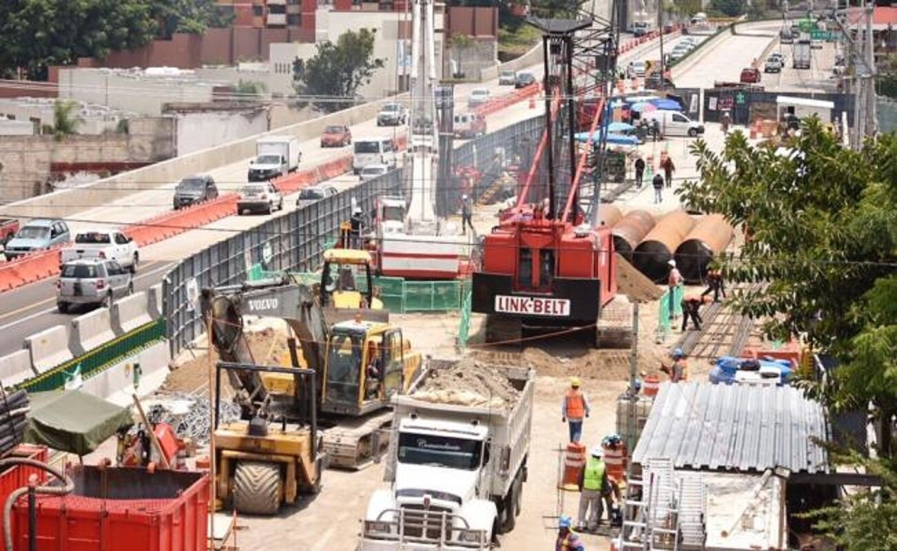 Tapan socavón que se abrió en el Paso Exprés