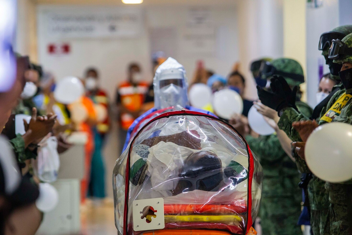 Con aplausos, la Sedena reconoce labor de médicos 