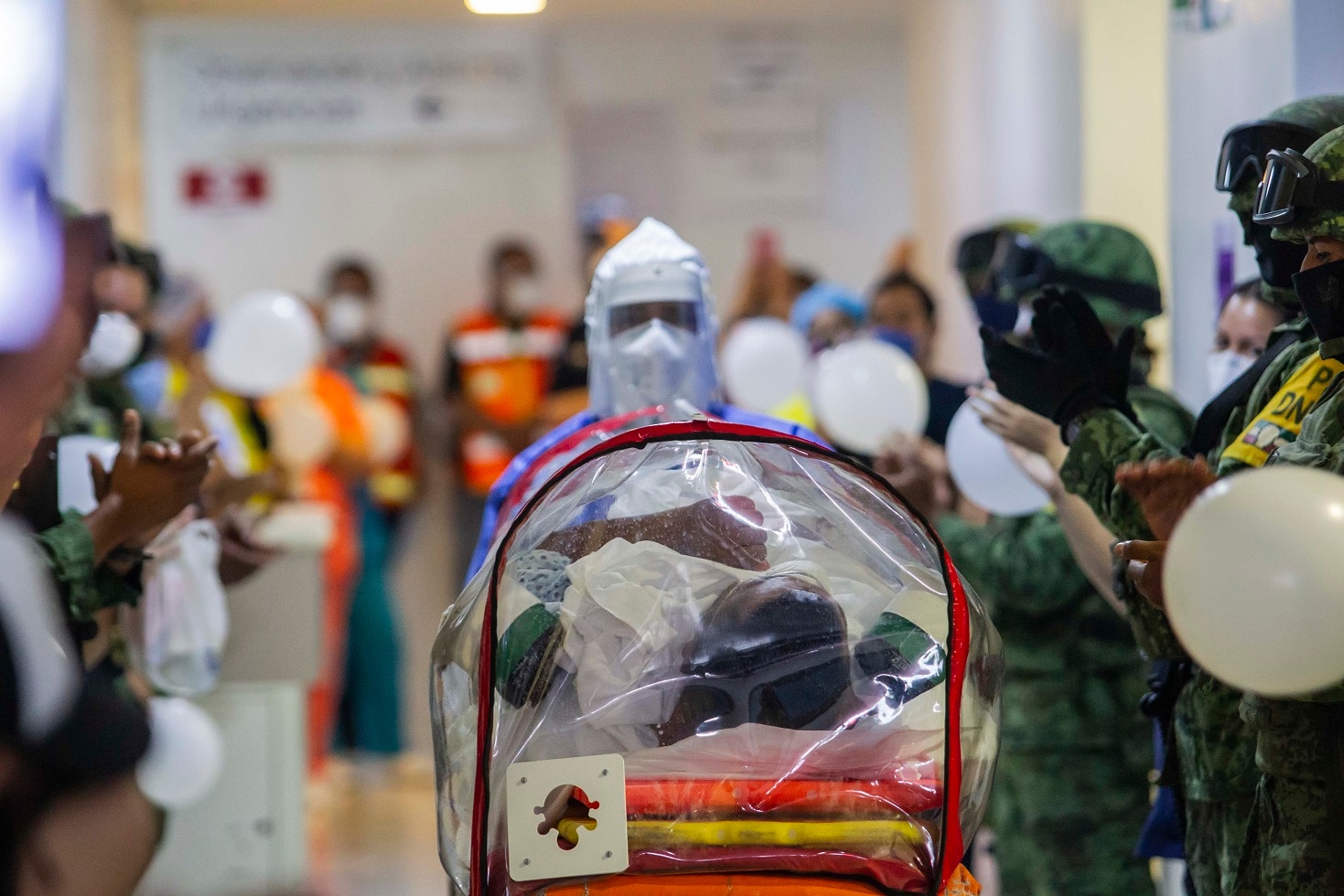 Con aplausos, la Sedena reconoce labor de médicos