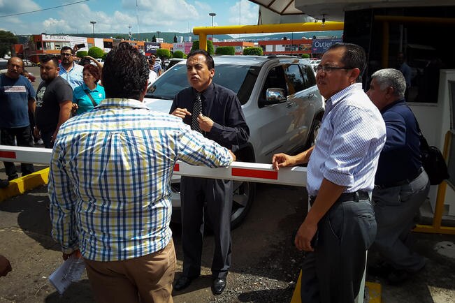 Usuarios protestan por cobro de estacionamientos