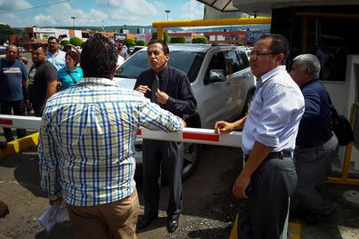Usuarios protestan por cobro de estacionamientos