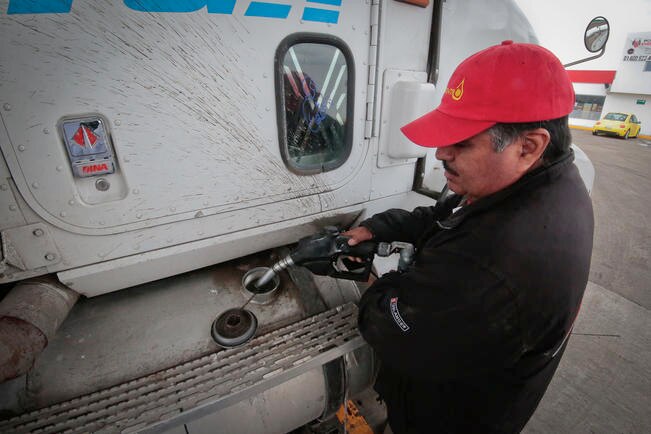 Desde la semana pasada se tomó la determinación de enviar a las estaciones foráneas a abastecerse a Lázaro Cárdenas, Michoacán. (FOTO: VICTOR PICHARDO. EL UNIVERSAL)