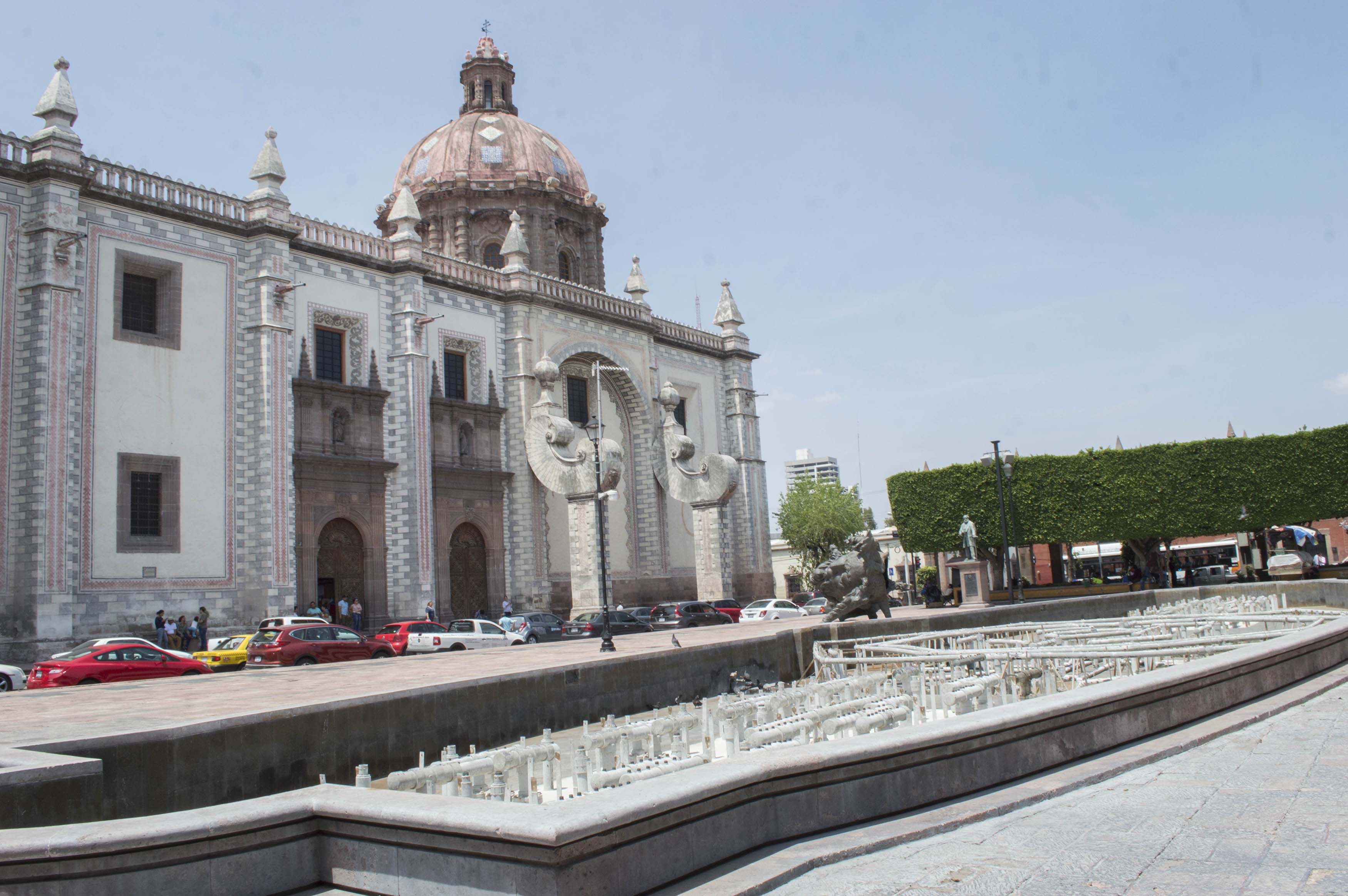 Esta fuente, cuando se enciende es usada por niños, adolescentes y uno que otro adulto, pero debido a las altas temperaturas está sin agua. Foto: Mitzi Olvera