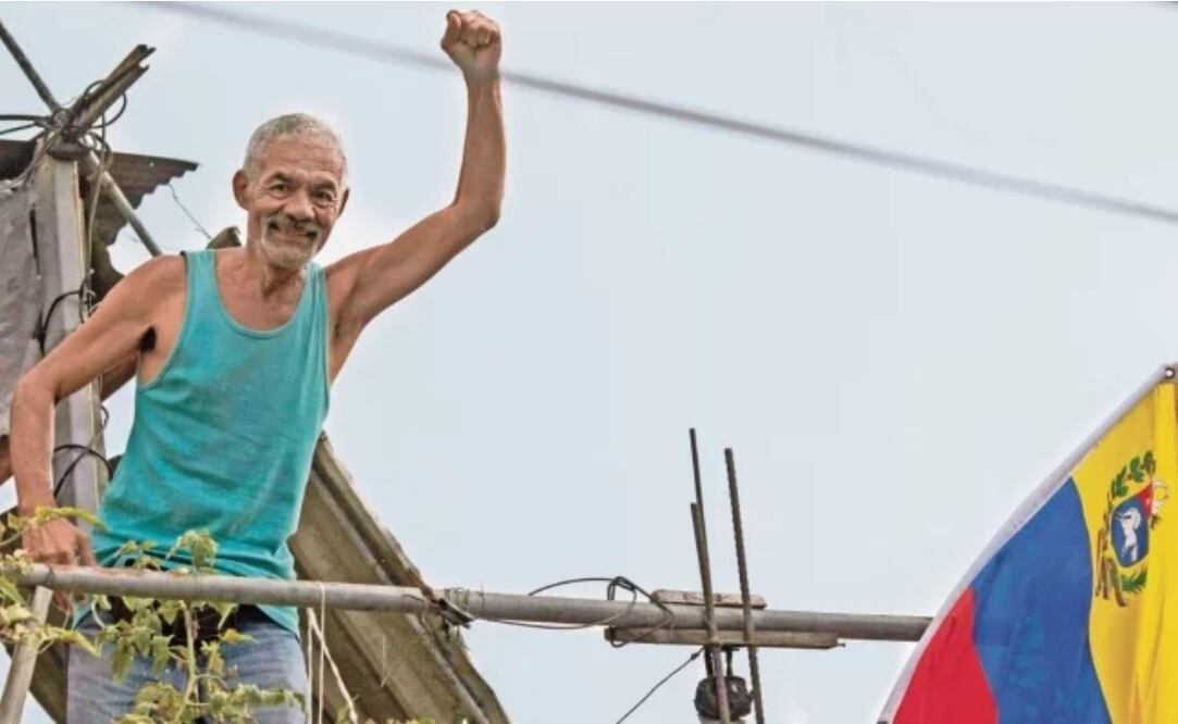 Un venezolano levanta en Caracas su puño en apoyo al régimen del presidente Nicolás Maduro, quien ayer se proclamó “protector ” de las madres. RODRIGO ABD. AP