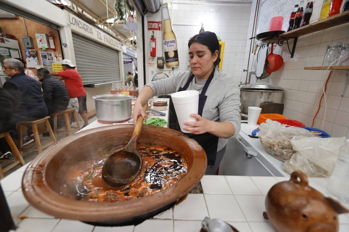 Se curan la resaca en el Mercado de la Cruz