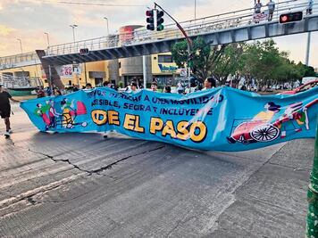 Activistas habilitan cruce peatonal emergente en Prolongación Pasteur