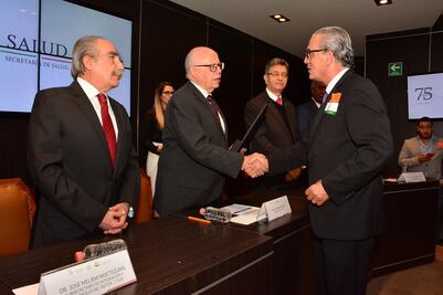 Otorgan premio “Trabajo Excepcional en Salud” a director del Hospital del Niño y la Mujer