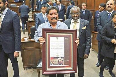 Entregan galardón "Nelson Mandela"