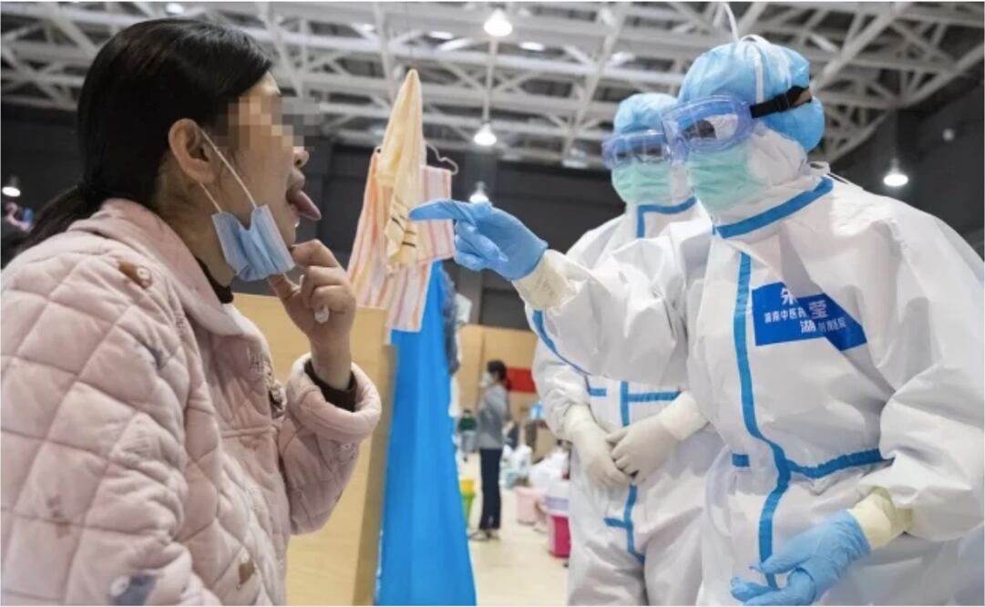 Una mujer que trabajaba como guía de buses turísticos dio positivo al coronavirus por segunda vez. Foto: Xinhua