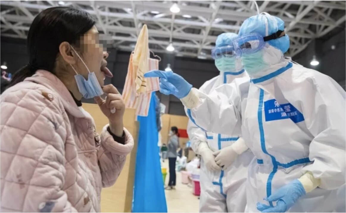 Una mujer que trabajaba como guía de buses turísticos dio positivo al coronavirus por segunda vez. Foto: Xinhua