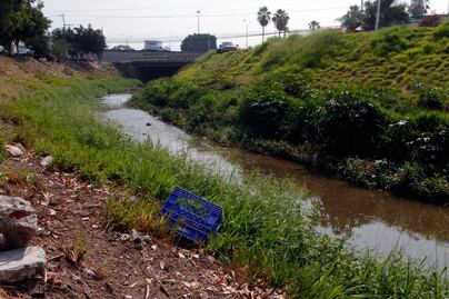 Vecinos denuncian descargas de aguas negras en río Jurica