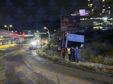 Tráiler vuelca al evitar choque en la Estatal 400; intentó esquivar vehículos detenidos en semáforo