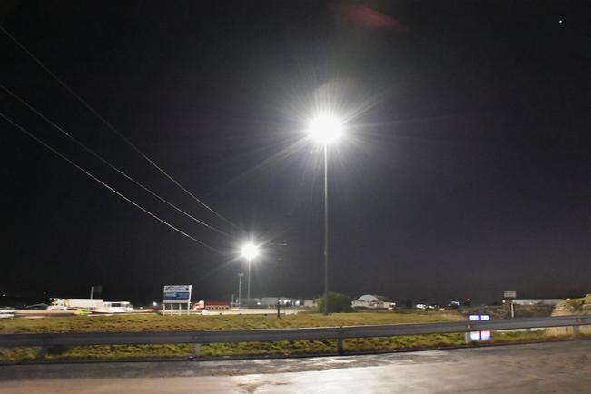 Instalan más luminarias en libramiento surponiente