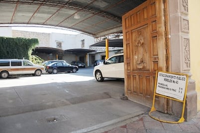 Discuten cobros de estacionamientos