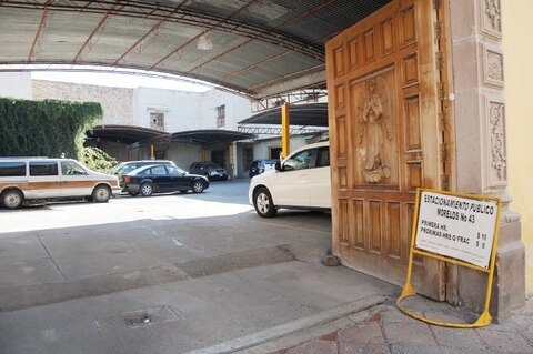 Discuten cobros de estacionamientos