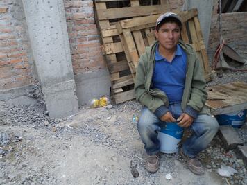 Lleva más de 20 años como albañil   