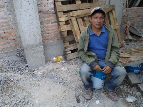 Lleva más de 20 años como albañil