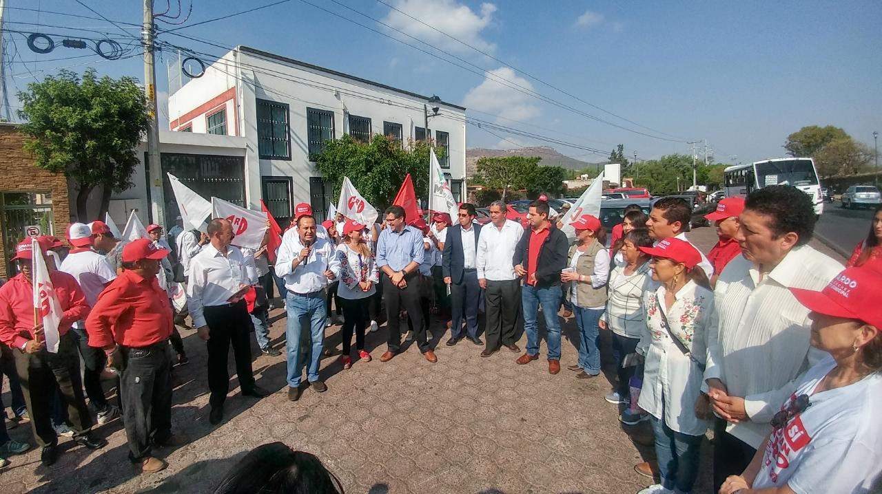 El abanderado priísta estuvo acompañado de su familia y militantes de la entidad
