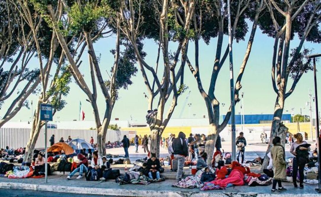 Migrantes en la garita de El Chaparral, en Tijuana. Cientos de mexicanos y centroamericanos han llegado en las últimas semanas a esta zona de la frontera con la idea de cruzar a Estados Unidos. (JOEBETH TERRIQUEZ. EL UNIVERSAL)