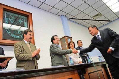 UAQ reconoce labor   de maestros jubilados