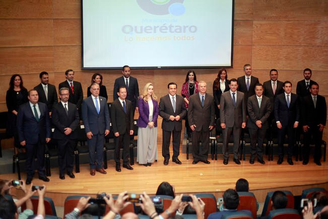 Presenta Luis Nava a sus secretarios