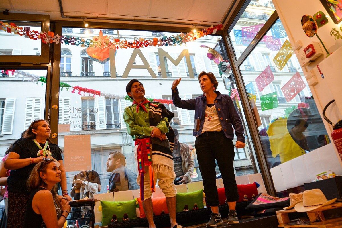 Cultura triqui conquista París con textiles