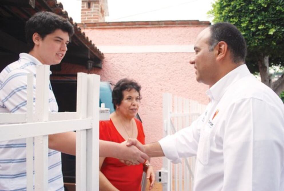 Visita Roberto Loyola a vecinos de la Calesa 