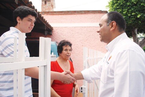 Visita Roberto Loyola a vecinos de la Calesa