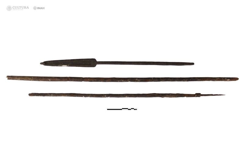Detalle del cuerpo del átlatl en donde se observa la forma del gancho y la acanaladura para fijar de mejor manera los dardos. Foto: Jesús E. Medina V.