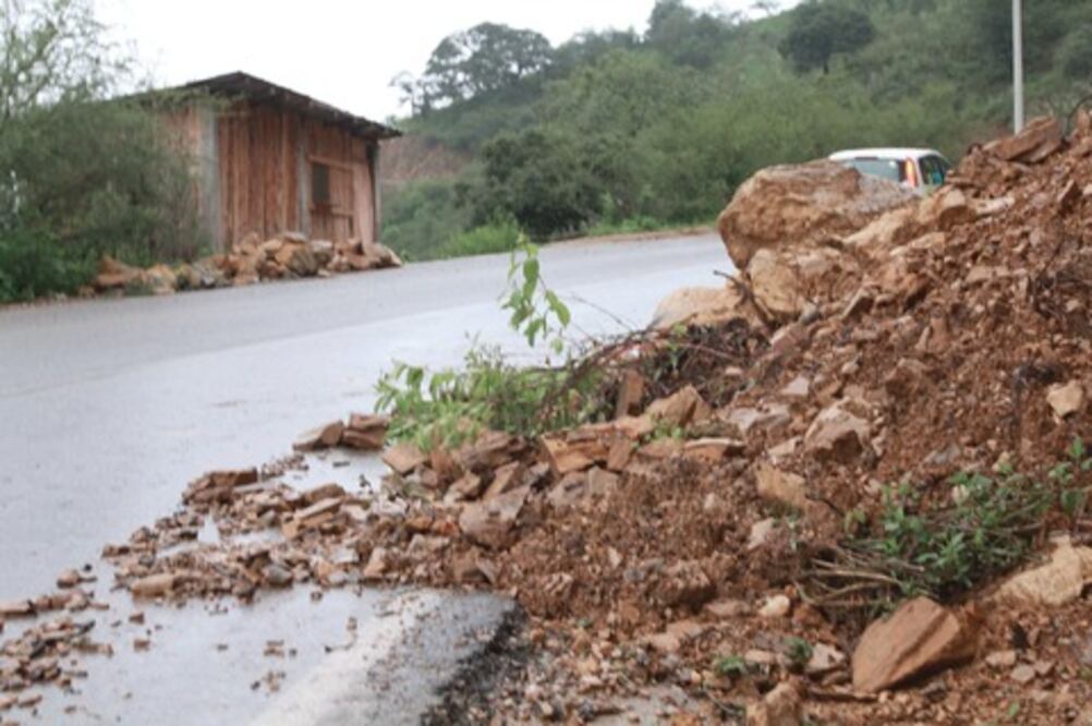 Descartan riesgo por deslave en carreteras