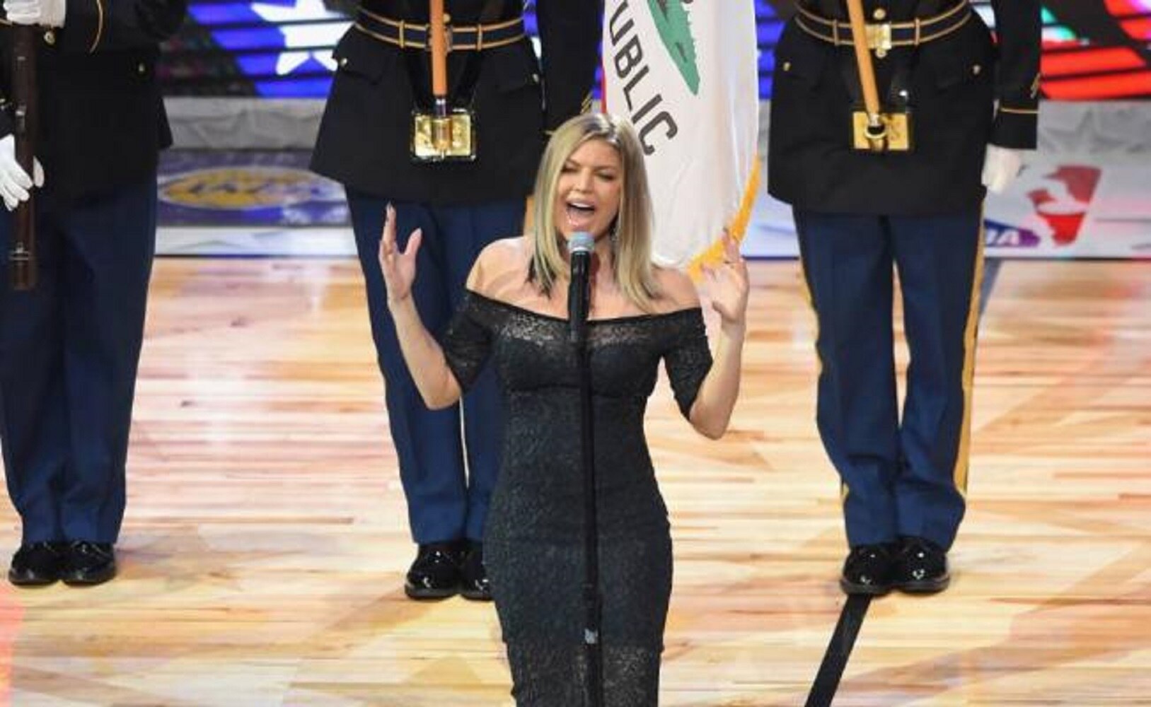 Critican a Fergie por su manera de cantar el Himno de EU