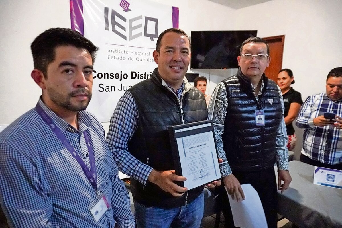 Roberto Cabrera recibe constancia de mayoría