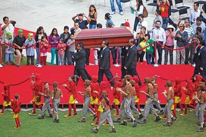 Vivió en barril y lo despiden como ídolo