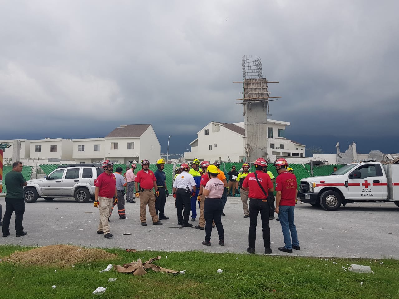 #Avance| Mueren 3 personas por derrumbe en Monterrey