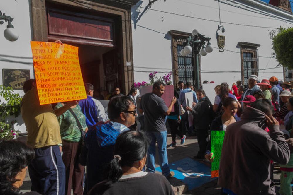 Alrededor de 50 personas que habitan en la colonia Doroteo Arango permanecieron afuera de la presidencia municipal para exigir información sobre los documentos que tramitaron para obtener sus escrituras. (OBTURE PRESS)