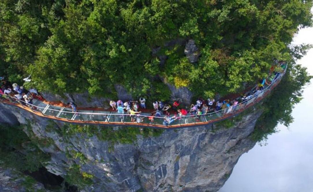 El Puente de Zhangjajie, con un camino elevado de 100 metros de longitud, da una vista clara de la profundidad del valle. (Foto: EFE/Shao Ying)