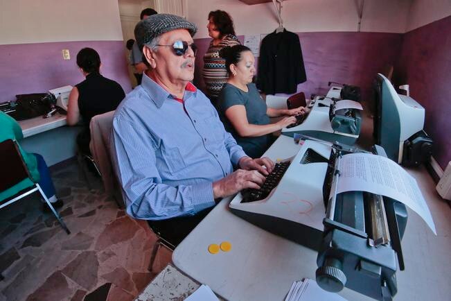 El objetivo es vigilar que todas las personas tengan un trabajo bien remunerado sin importar su origen étnico, sexo, edad o discapacidad. (ARCHIVO. EL UNIVERSAL)